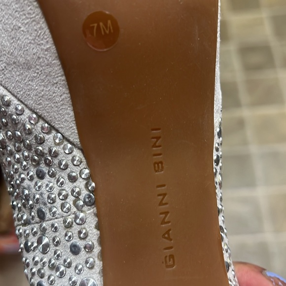 Gianni Bini silver sparkly platform pumps. Sz 7 - Picture 7 of 7